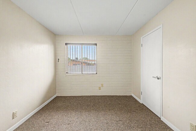 Building Photo - University/ Downtown- 1 bedroom first floor condo