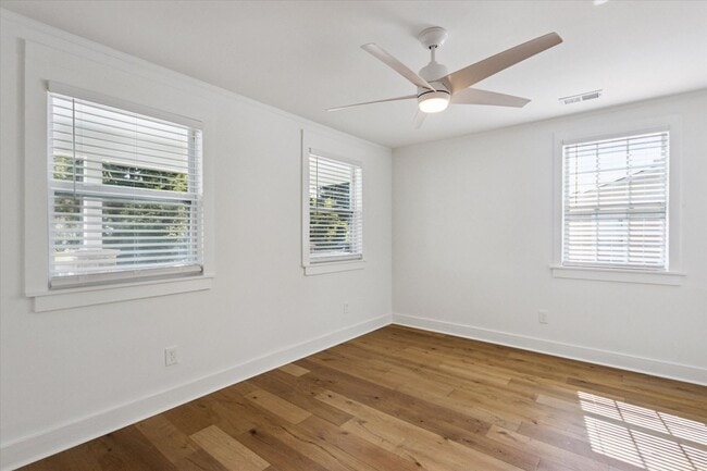 Building Photo - Newly Renovated Coastal Cottage for Lease!