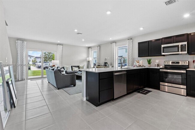 Building Photo - 436 10th Ct