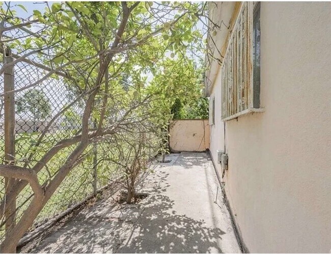 Building Photo - 8724 Ruthelen St