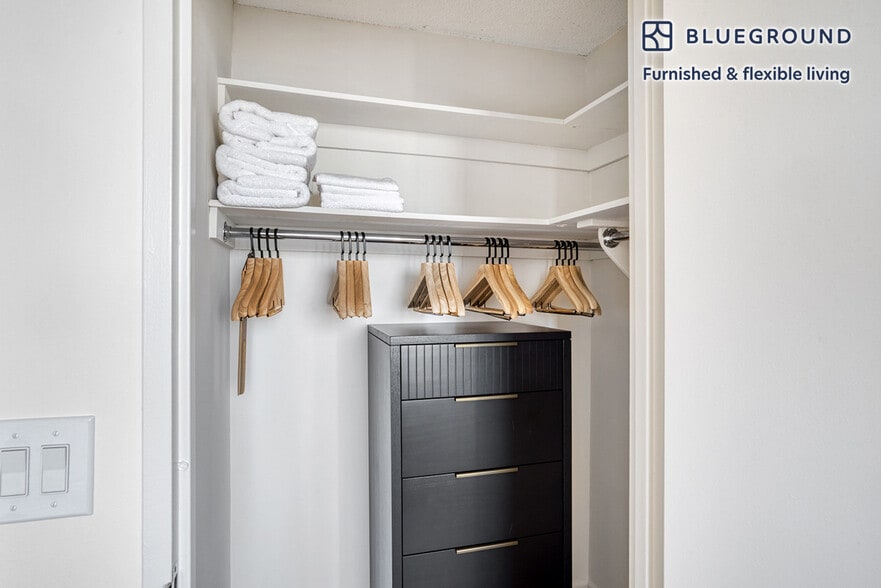 Building Photo - 175 E 96th St