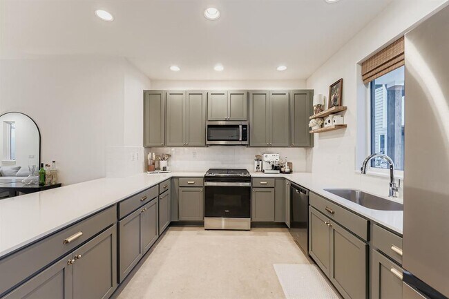 Building Photo - 814 N Bluff Dr