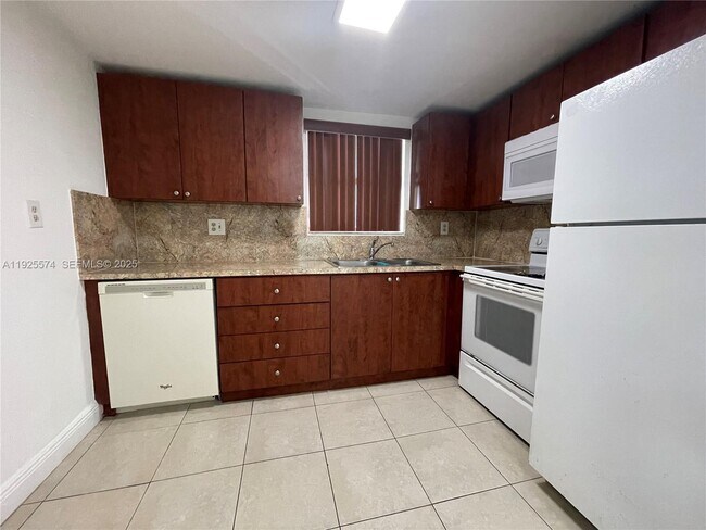 Building Photo - 9375 Fontainebleau Blvd