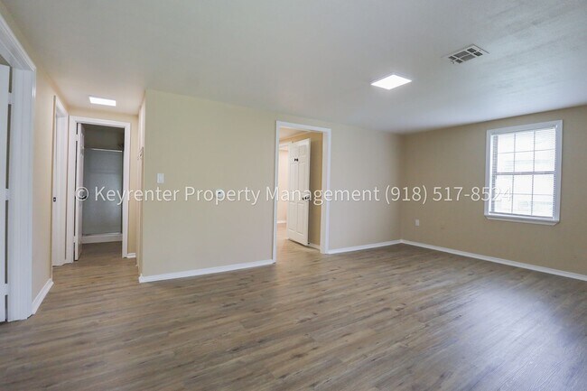 Building Photo - 504 W Chestnut St