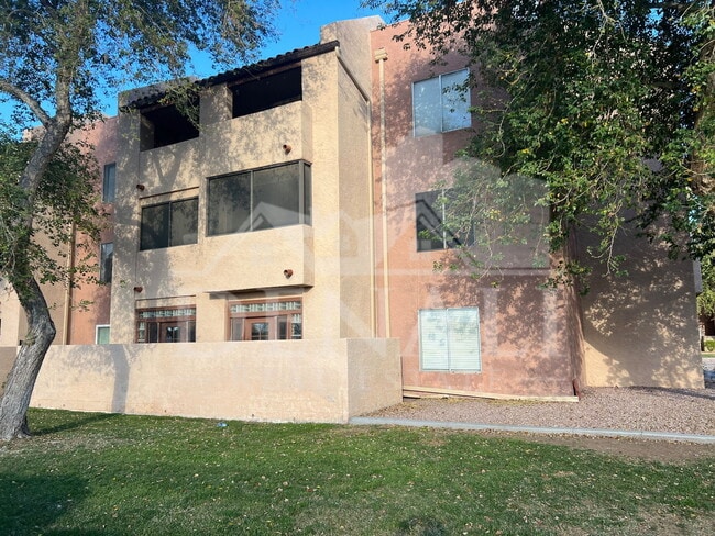 Building Photo - 540 N May