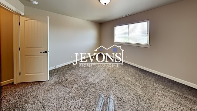 Building Photo - Spacious duplex with master bedroom, backy...