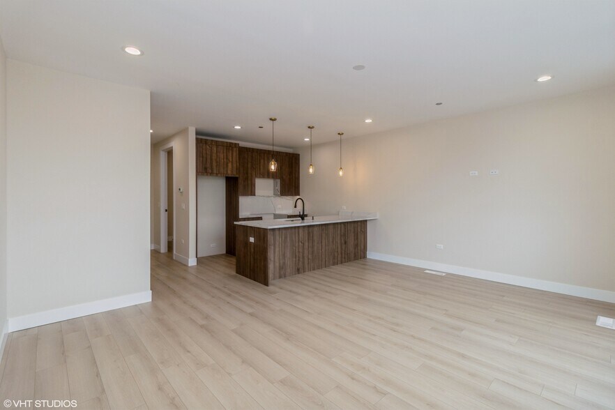 Building Photo - 3045 W Irving Park Rd