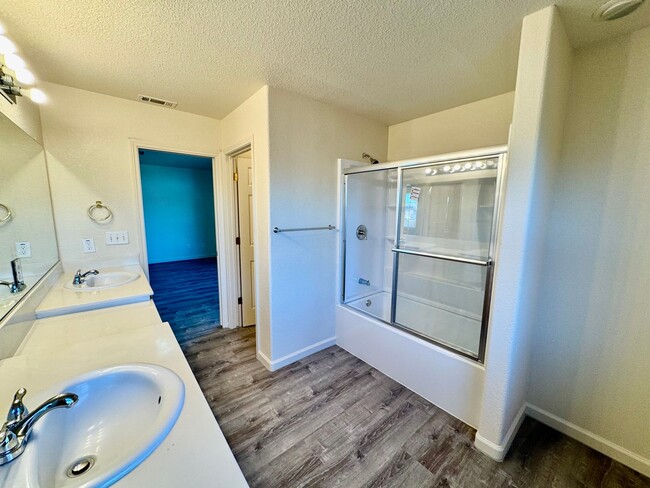 Building Photo - REDUCED!!! 4 Bedroom, 3 Bath Tri-Level Hom...