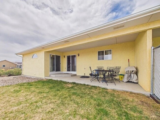 Building Photo - 435 E Stardust Dr