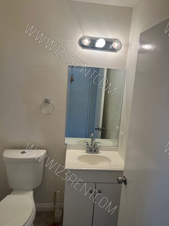 Building Photo - 2BD/1.5BTH TOWNHOUSE WEST LANCASTER