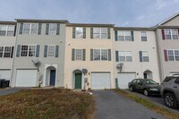 Building Photo - 3 Bed/2 Full,2 Half Bath Townhome in Martinsburg, WV