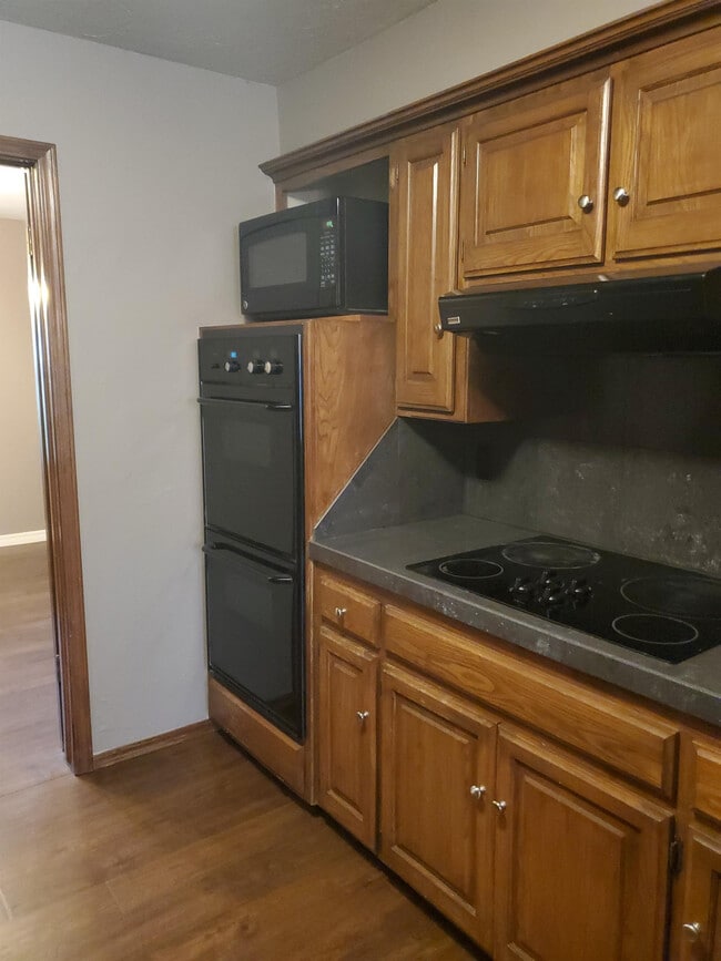 Building Photo - 912 E 10th St