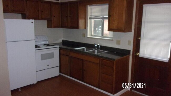 Building Photo - 470 Brentwood Dr