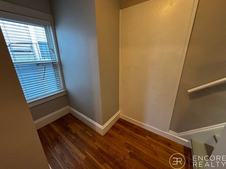 Building Photo - 222 Banks St