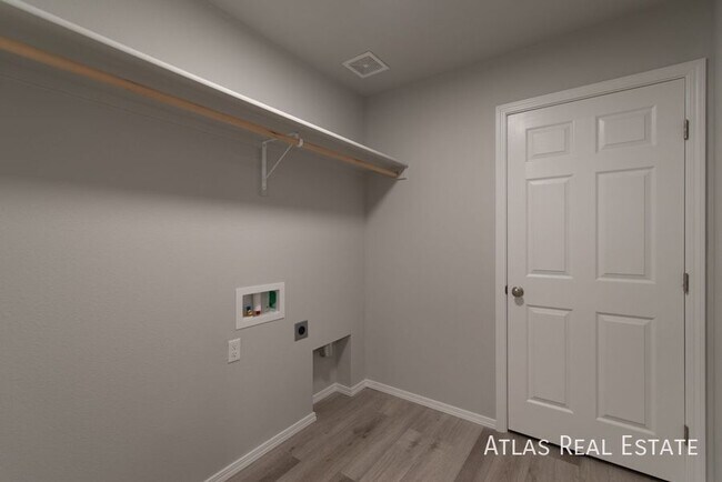 Building Photo - 4 WEEKS FREE RENT IF MOVED IN BY 4/30! Ope...