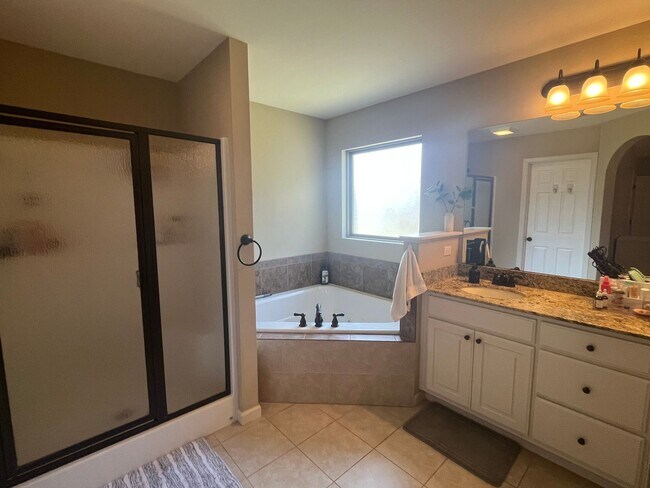 Building Photo - New Listing!