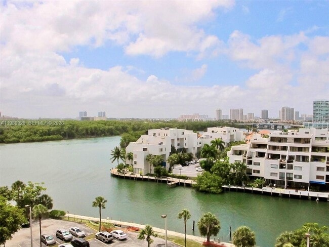 Building Photo - 400 Kings Point Dr