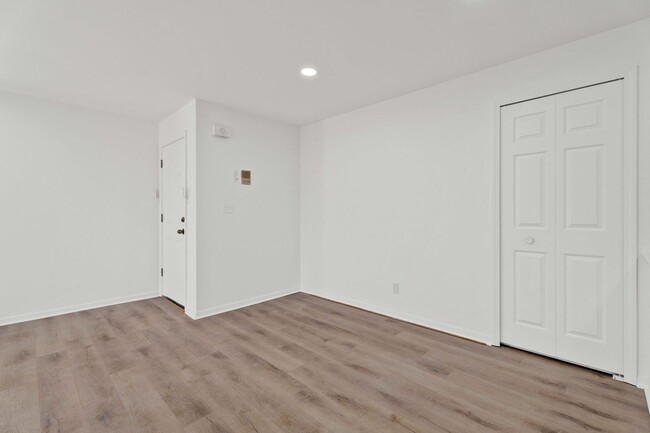 Building Photo - APARTMENT FOR LEASE - 2BD 1BTH NEWLY RENOV...