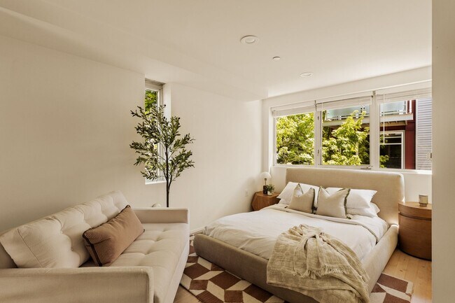 Building Photo - 3450 Cahuenga Blvd W