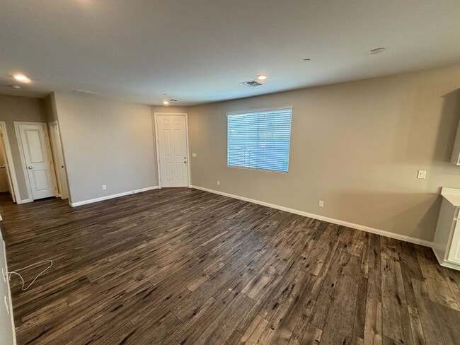 Building Photo - Beautifully Upgraded Single-Story 2BED/2BA...