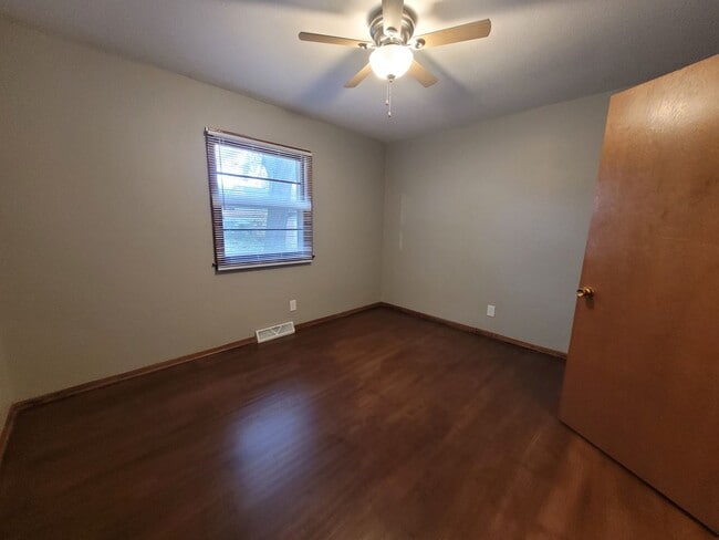 Building Photo - 3 Bedroom, 1.5 Bathroom home with detached garage