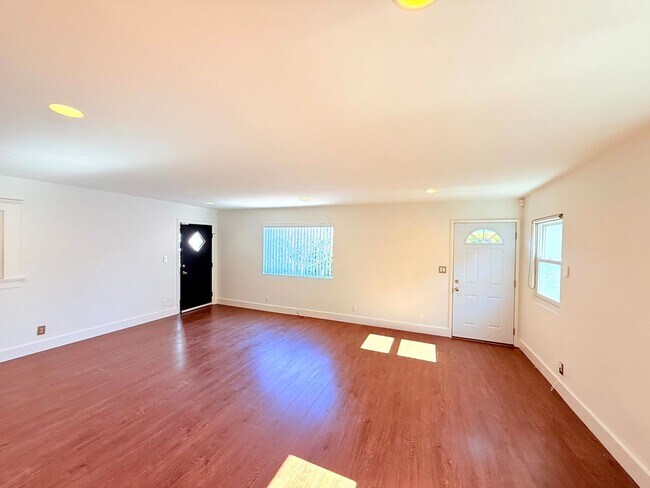 Building Photo - 4447 Lockwood Ave