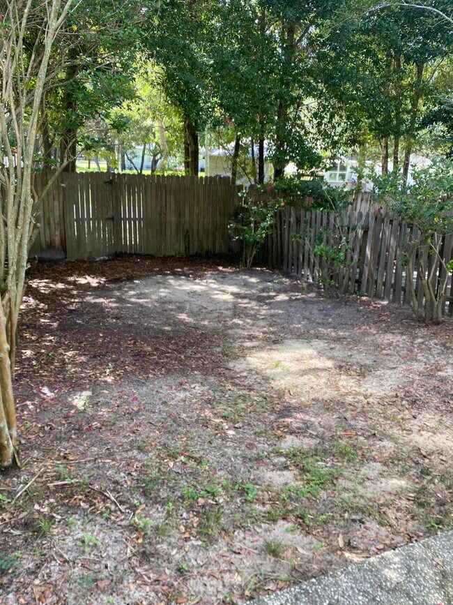 Building Photo - 2723 Bay Club Dr