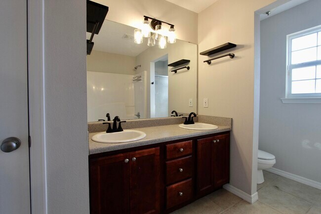 Building Photo - 205 Tiffot Ct