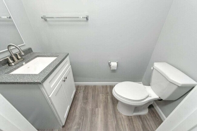 Building Photo - Charming 3-Bed, 2-Bath Townhome!