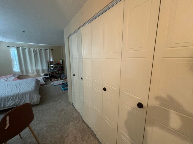 Building Photo - 111 deKoven Drive
