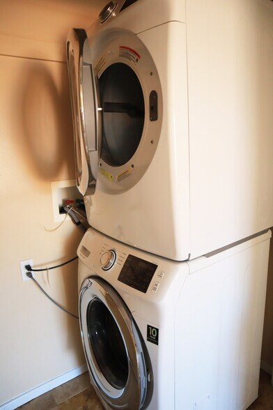 In-Hosue Laundry - 2026 -2028 Clyde Ave