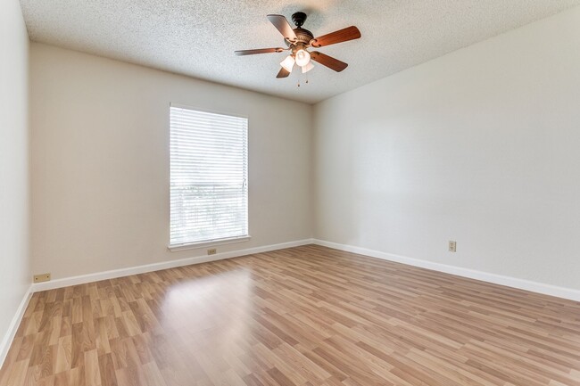 Building Photo - BEAUTIFUL SINGLE STORY HOME IN OAK HOLLOW