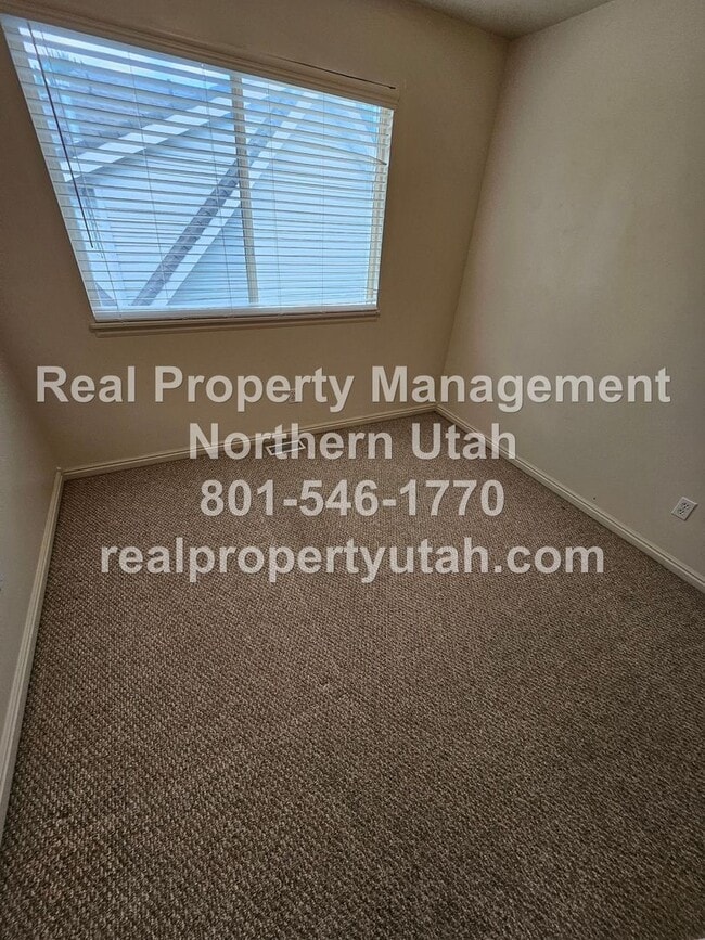 Building Photo - 3 Bedroom Townhome in Ogden