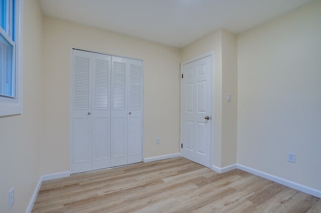 Building Photo - 14220 Fallbrook Ln