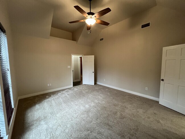 Building Photo - 101 Oakwood Dr