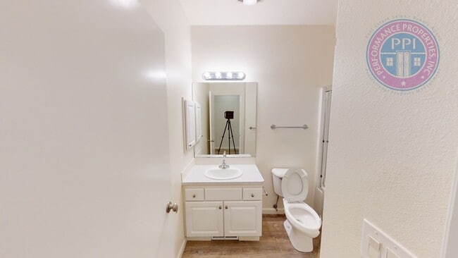 Building Photo - Updated Beatiful Townhome! Large open Kitc...