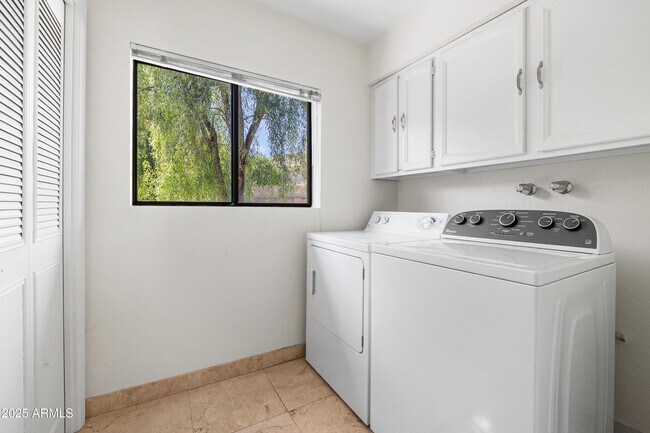 Building Photo - 8624 N Timberlane Dr