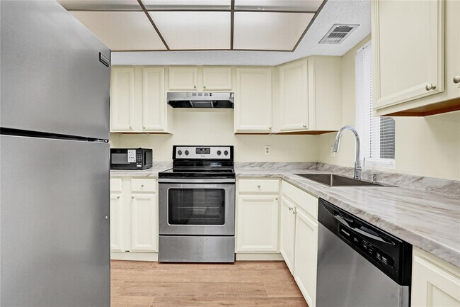 Building Photo - 1560 SE Royal Green Cir