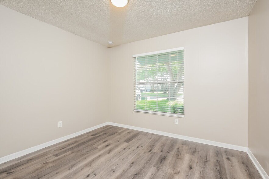 Building Photo - 1220 Regal Ridge Dr
