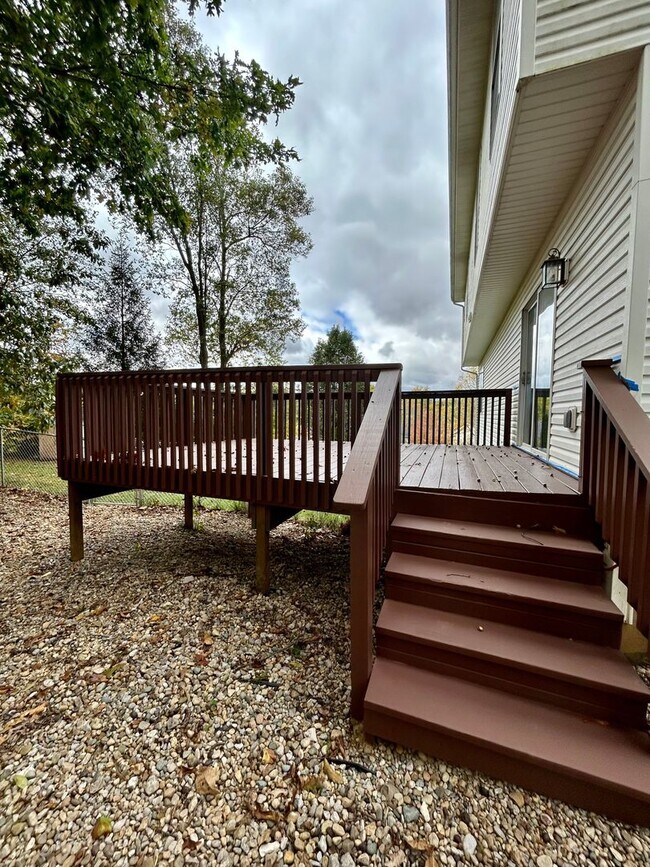 Building Photo - Beautiful 3 level home on a quiet cul-de-sac in Greenbrier Knolls--AVAILABLE NOW!!!!