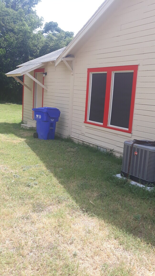 Building Photo - 223 Hood St