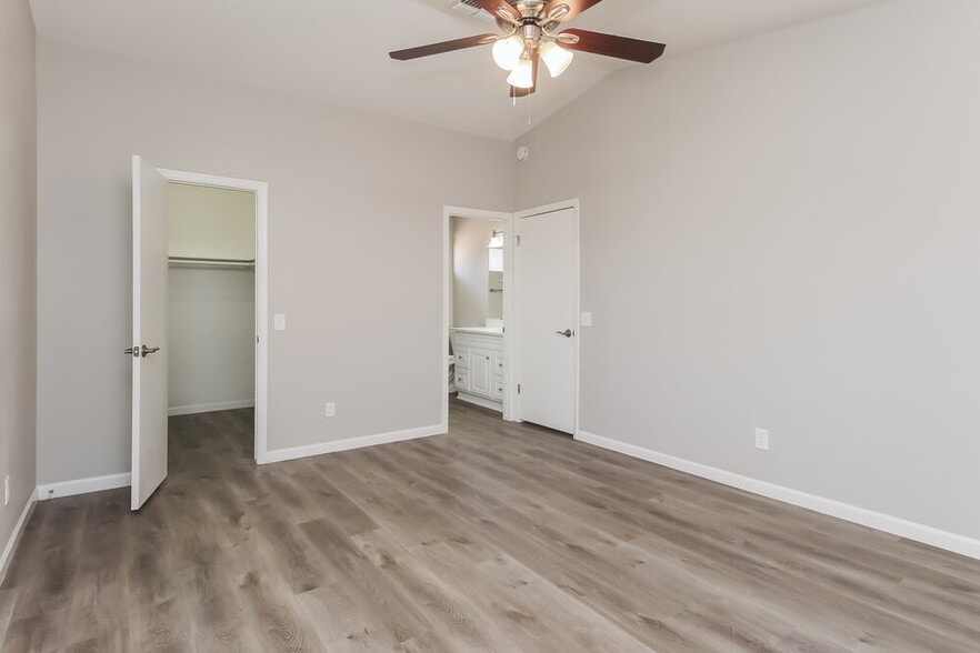 Building Photo - 1968 N Lexington Dr