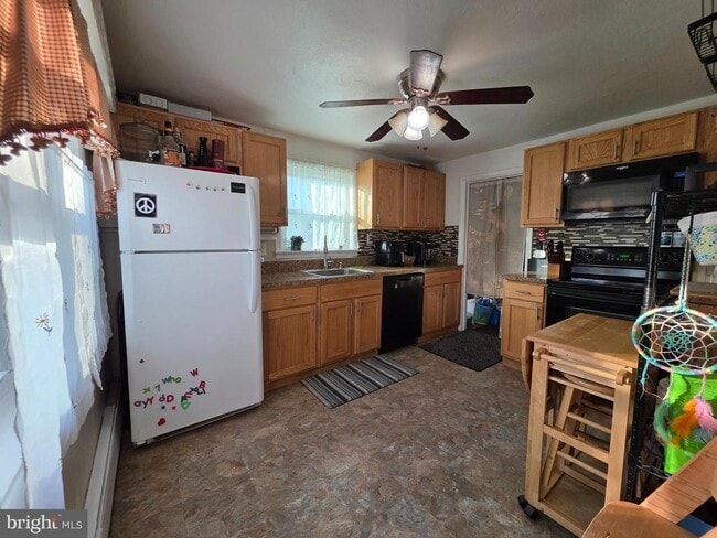 Building Photo - 14 Scarlet Ave