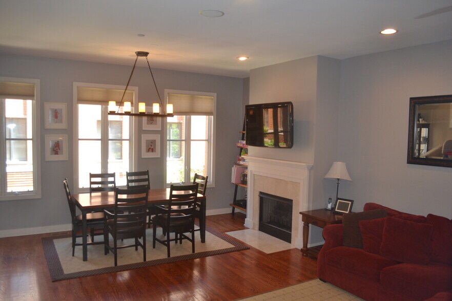 Building Photo - 1117 W Monroe St