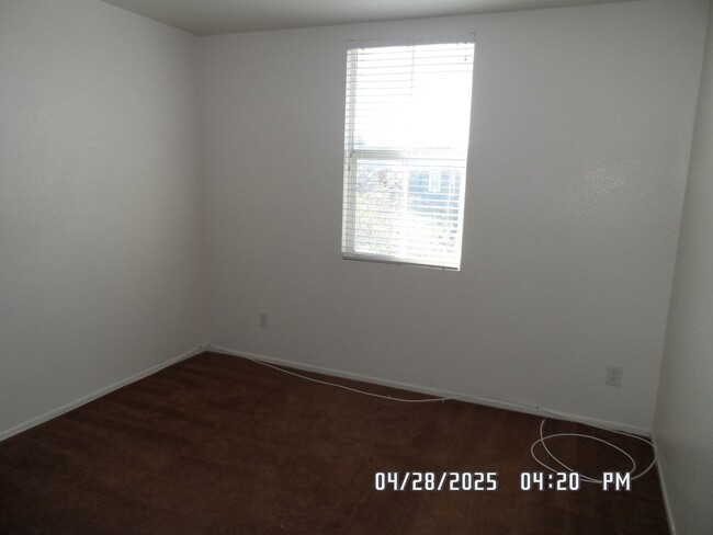 Building Photo - 3 Bedrooms, 2 1/2 Bathrooms, 2 Story, Loft...