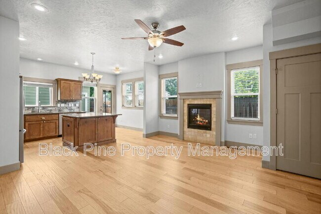 Building Photo - 909 N 31st St