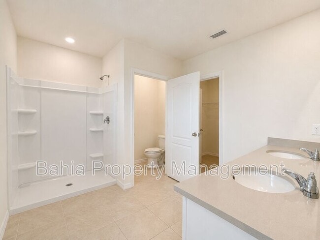 Building Photo - 869 Ambleside Dr