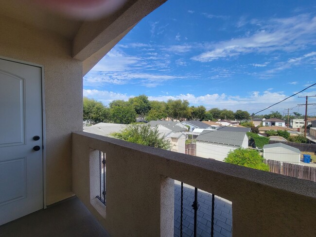 Building Photo - 3240-3242 Cerritos Ave