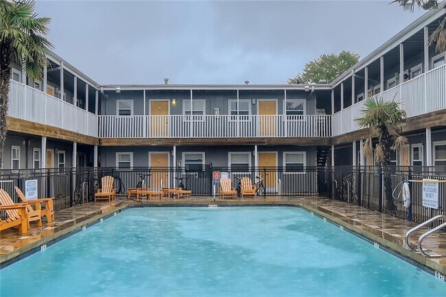 Building Photo - 2401 Manor Rd