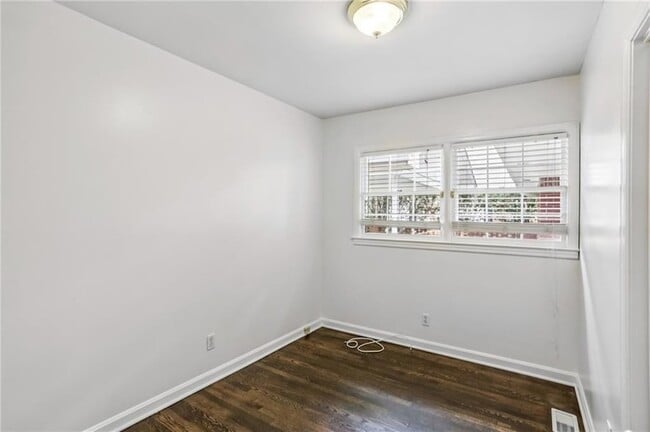 Building Photo - 2581 Sharondale Dr NE